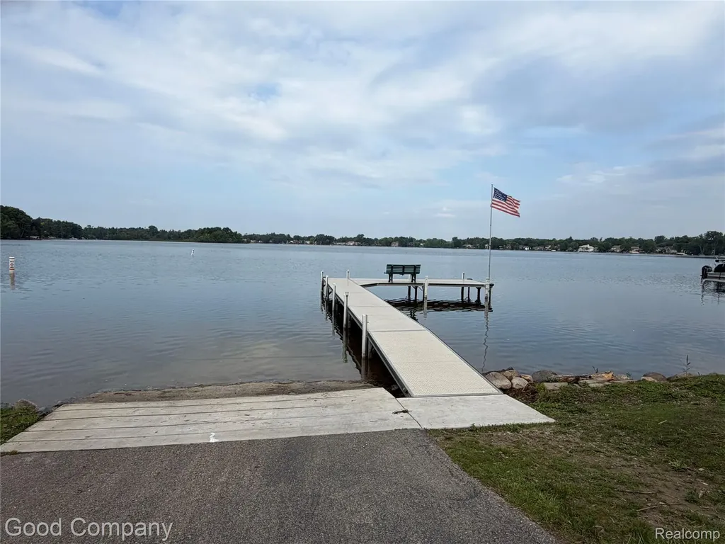 2701 Lochmoor Boulevard Orion Charter Township MI 48360