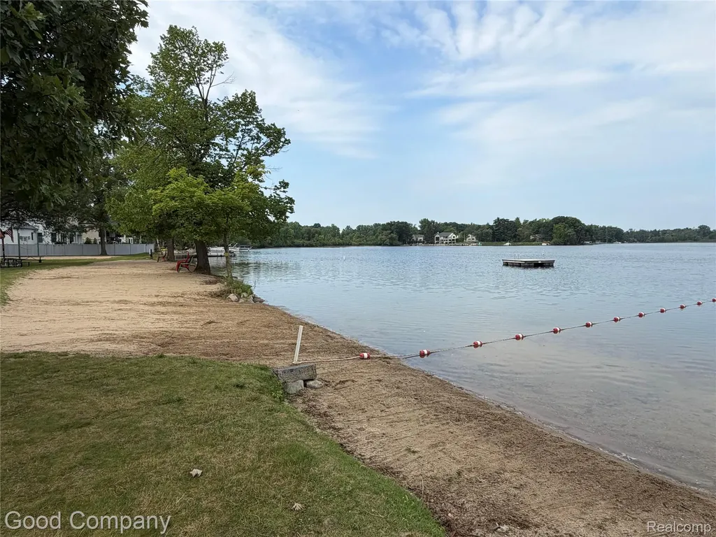 2701 Lochmoor Boulevard Orion Charter Township MI 48360