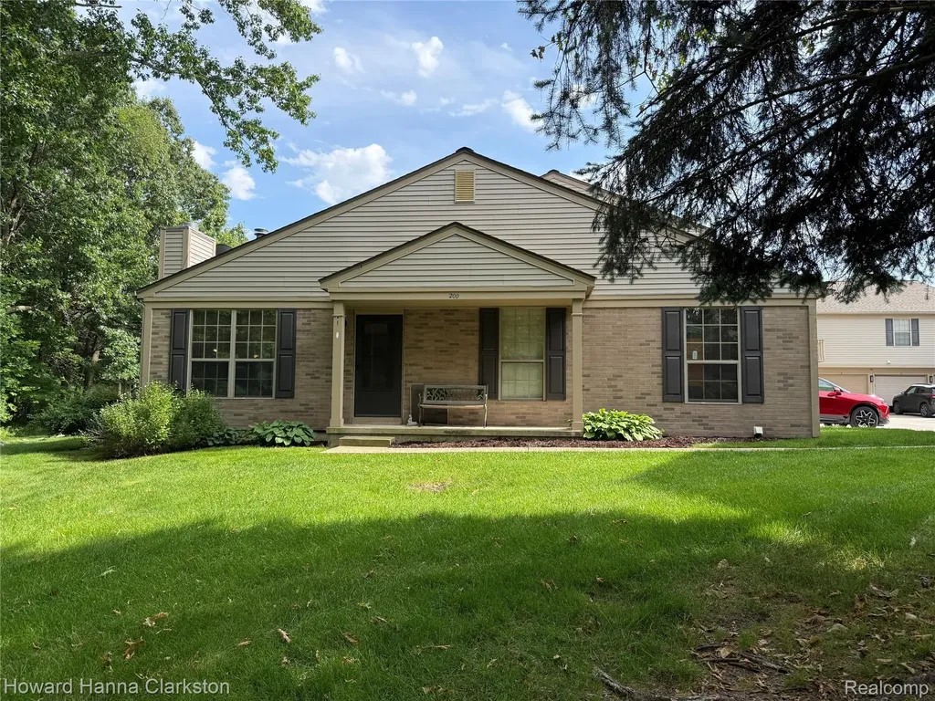 200 Pine Tree Ridge Drive Waterford Charter Township MI 48327