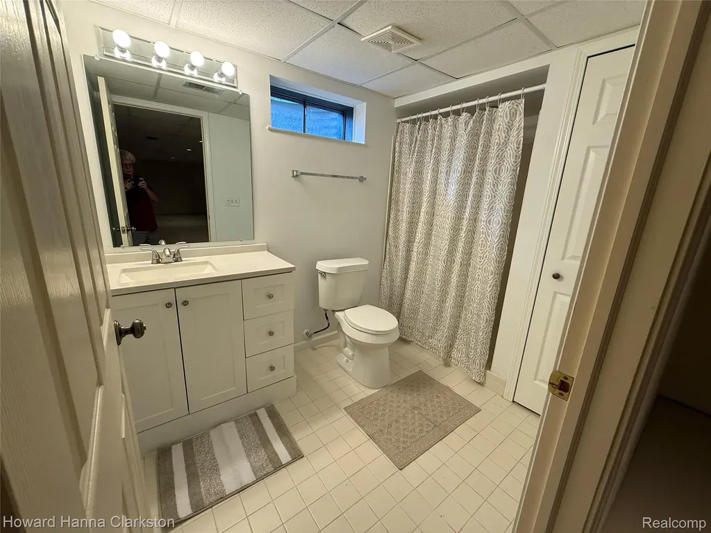 200 Pine Tree Ridge Drive Waterford Charter Township MI 48327