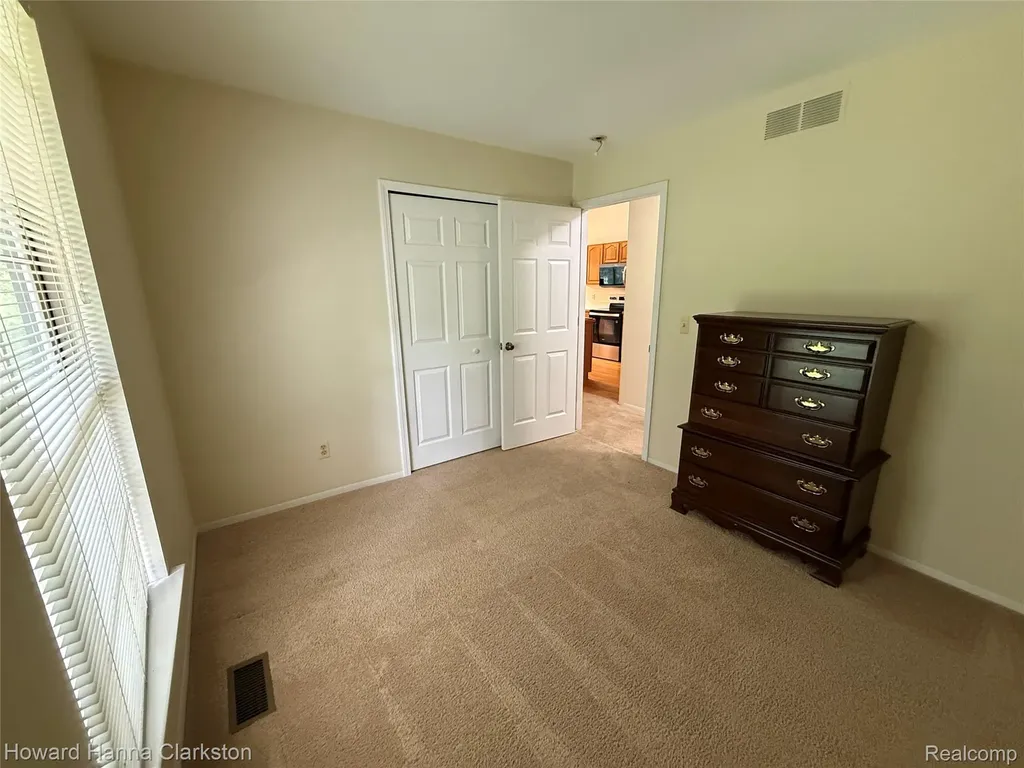 200 Pine Tree Ridge Drive Waterford Charter Township MI 48327