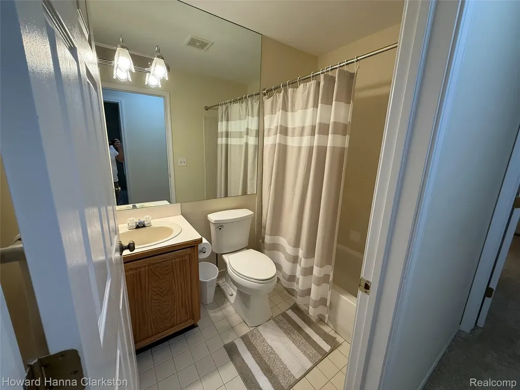 200 Pine Tree Ridge Drive Waterford Charter Township MI 48327