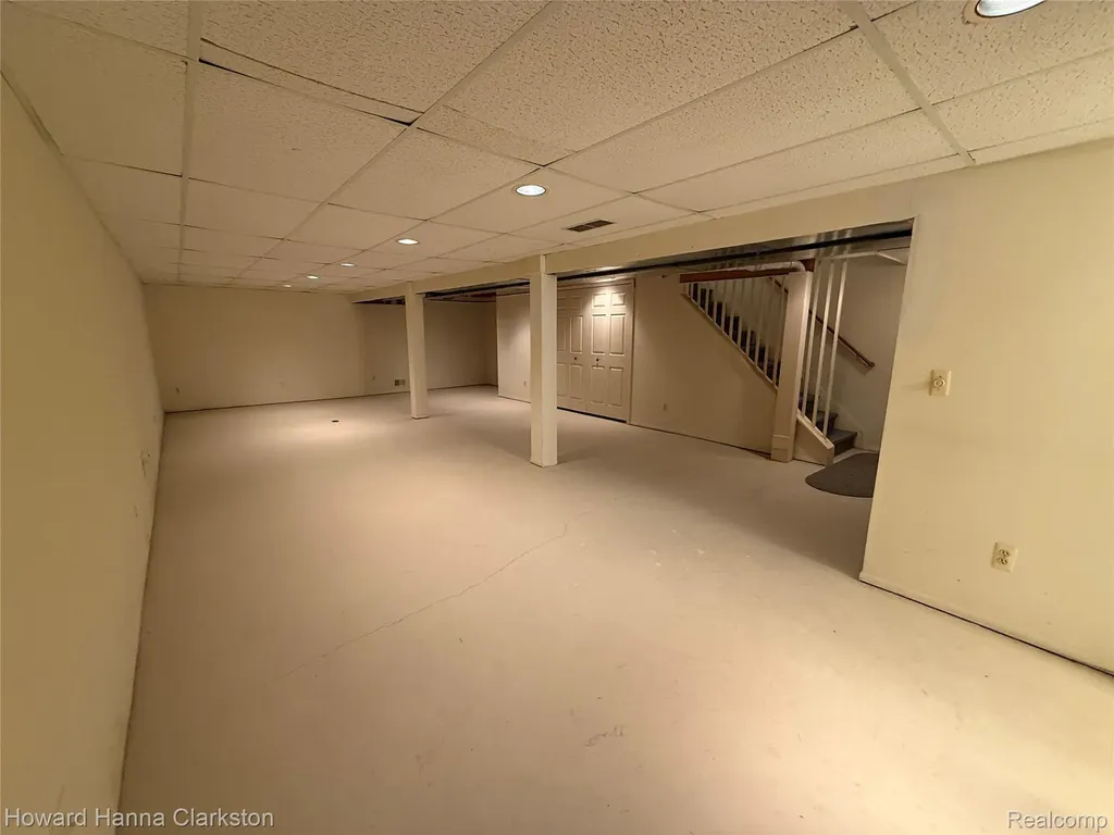 200 Pine Tree Ridge Drive Waterford Charter Township MI 48327