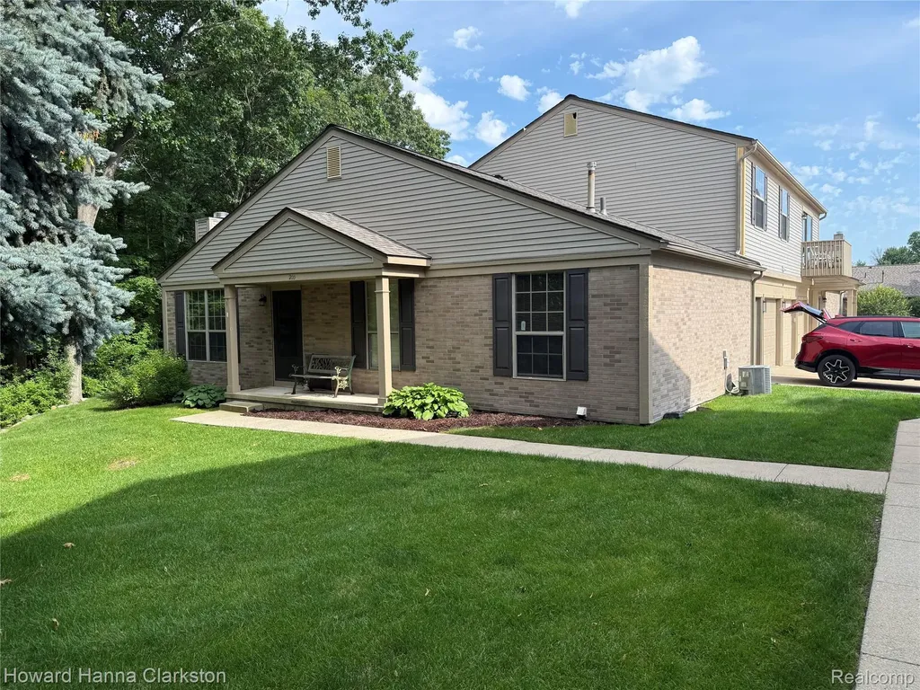 200 Pine Tree Ridge Drive Waterford Charter Township MI 48327