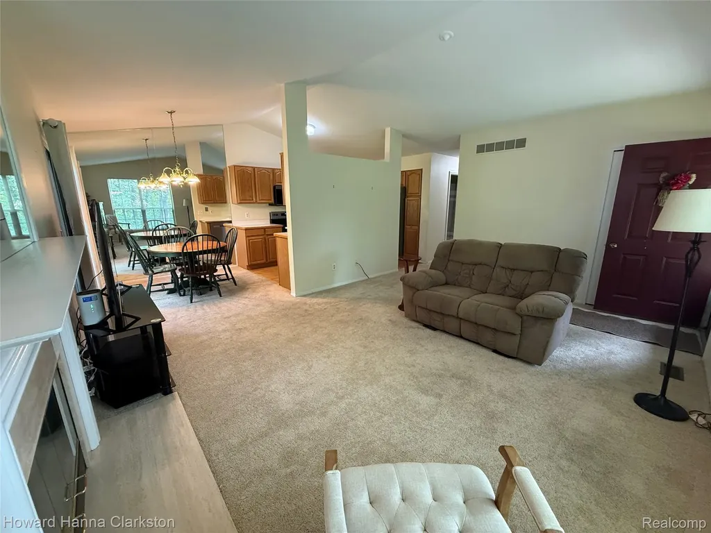 200 Pine Tree Ridge Drive Waterford Charter Township MI 48327