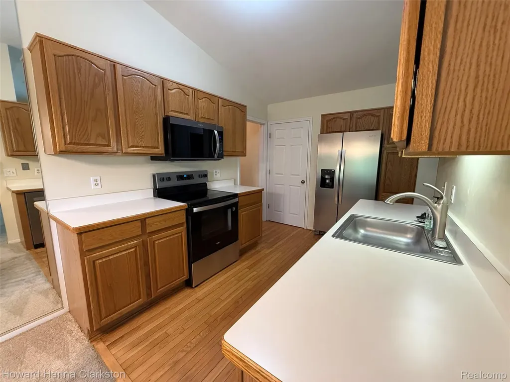 200 Pine Tree Ridge Drive Waterford Charter Township MI 48327
