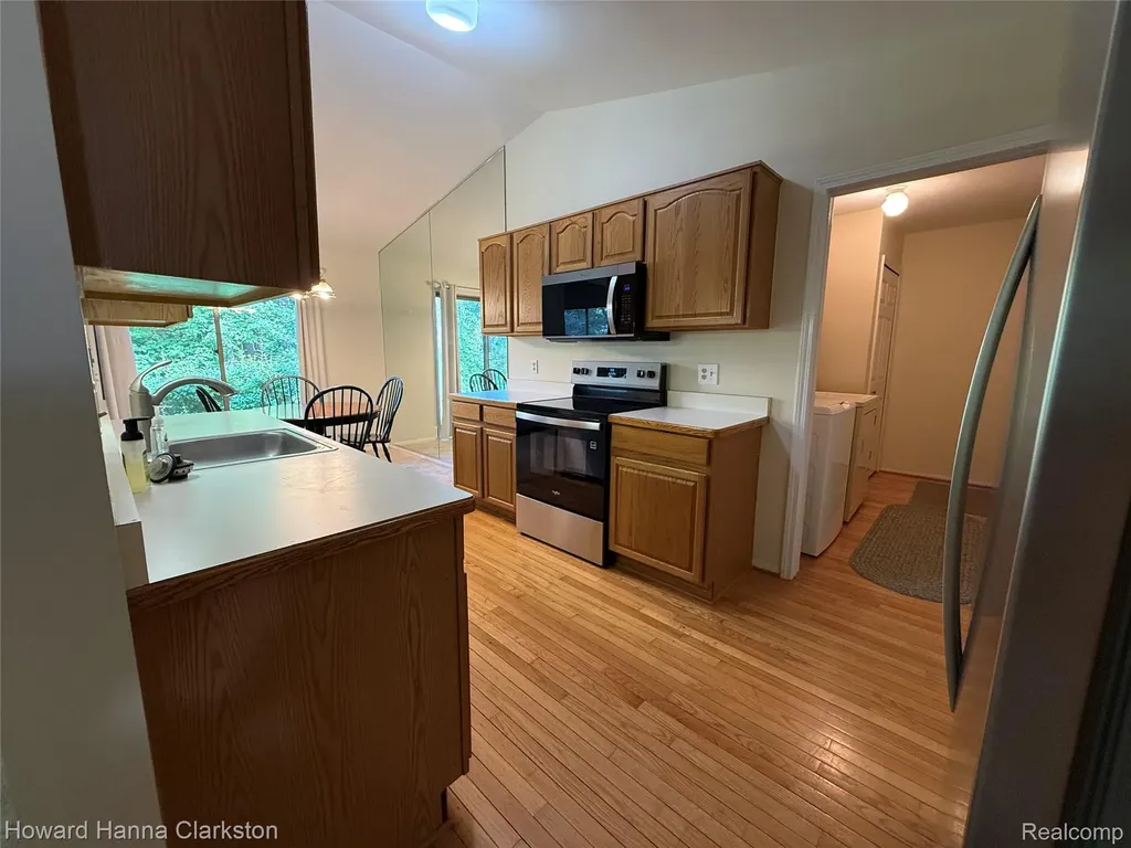 200 Pine Tree Ridge Drive Waterford Charter Township MI 48327