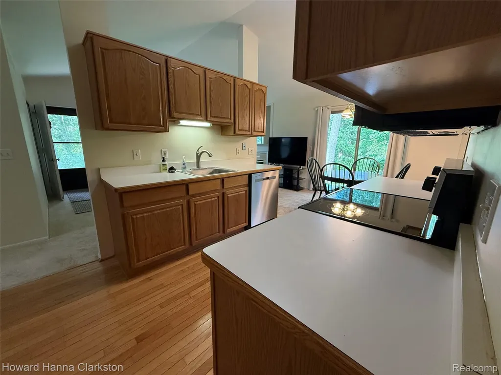 200 Pine Tree Ridge Drive Waterford Charter Township MI 48327