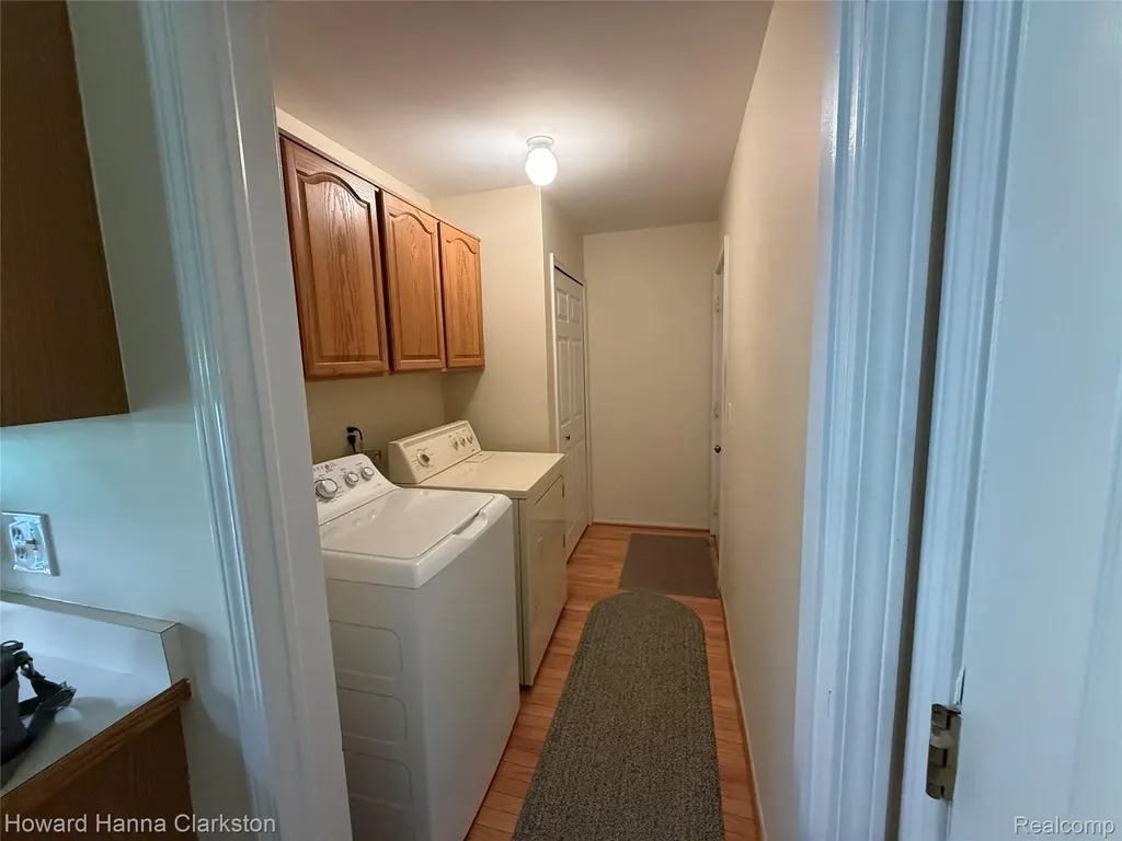 200 Pine Tree Ridge Drive Waterford Charter Township MI 48327