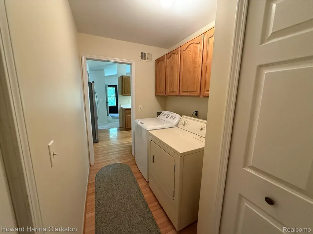 200 Pine Tree Ridge Drive Waterford Charter Township MI 48327