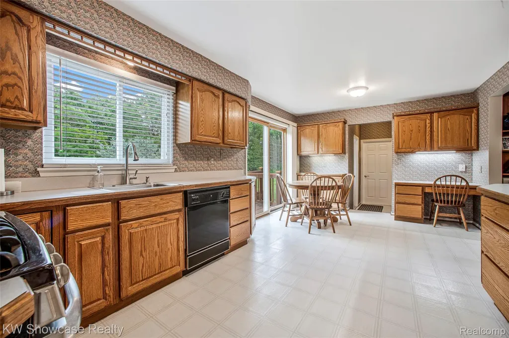 16720 Wayne Road Livonia City MI 48154