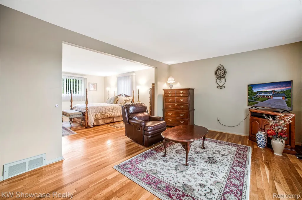 16720 Wayne Road Livonia City MI 48154
