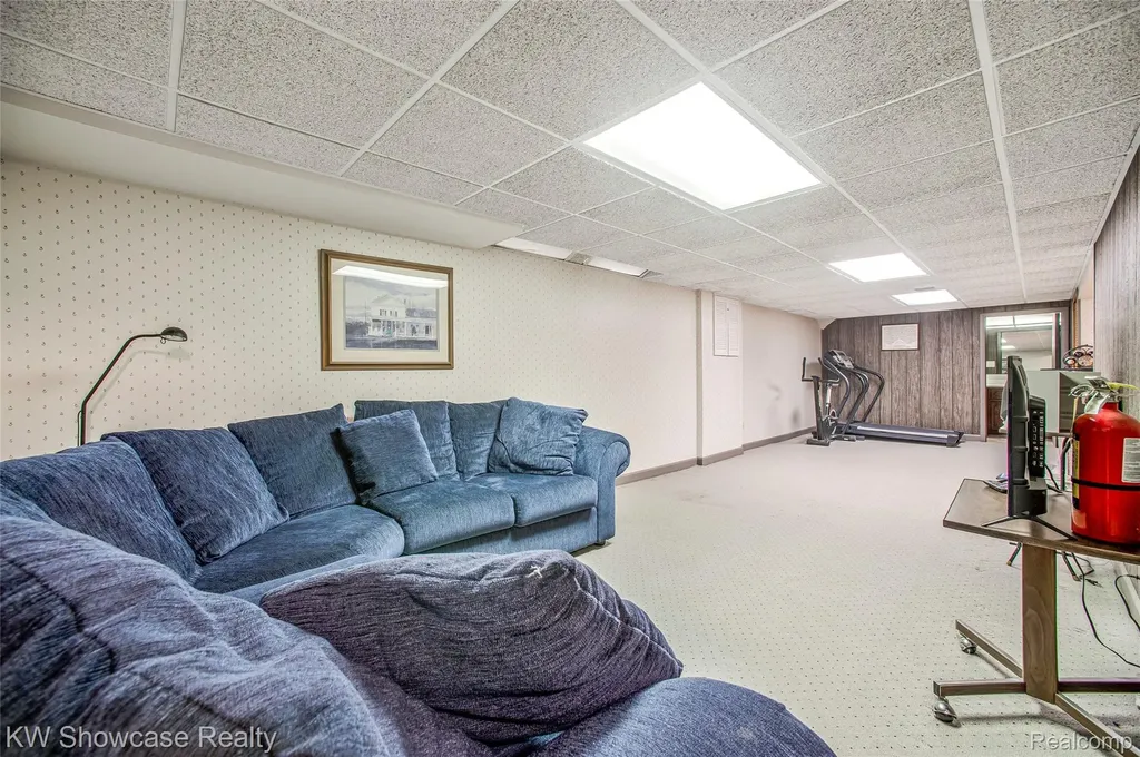 16720 Wayne Road Livonia City MI 48154