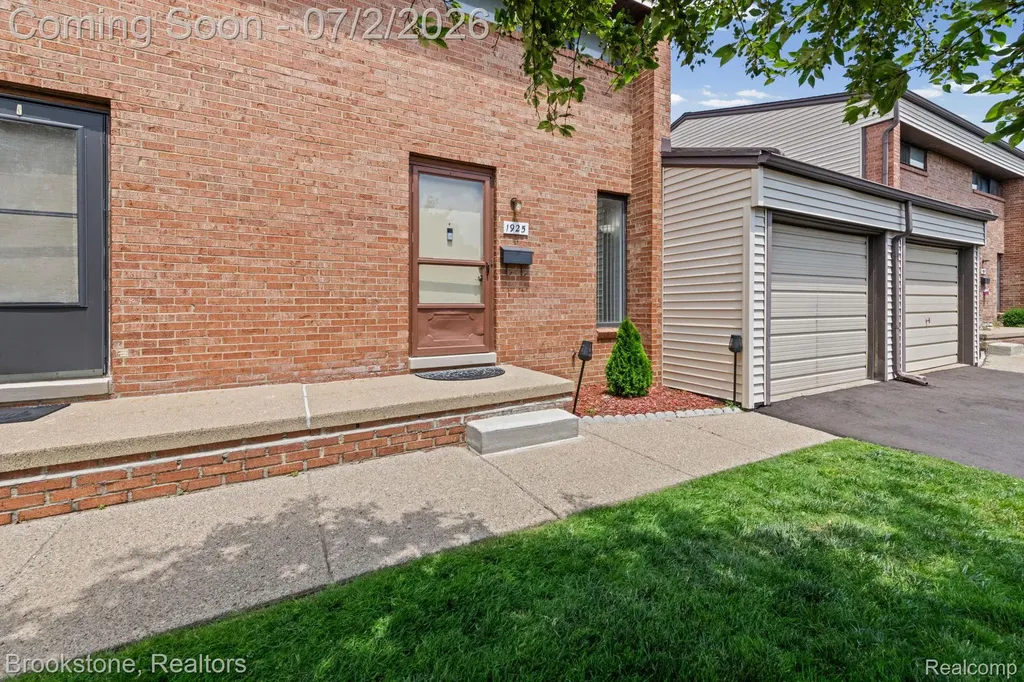 1925 Nicholas Court Warren City MI 48092