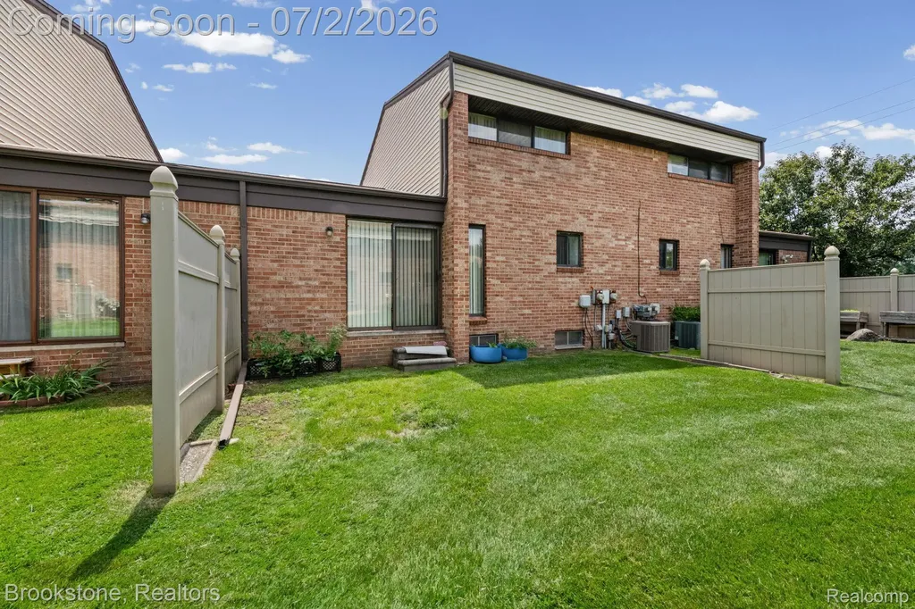 1925 Nicholas Court Warren City MI 48092