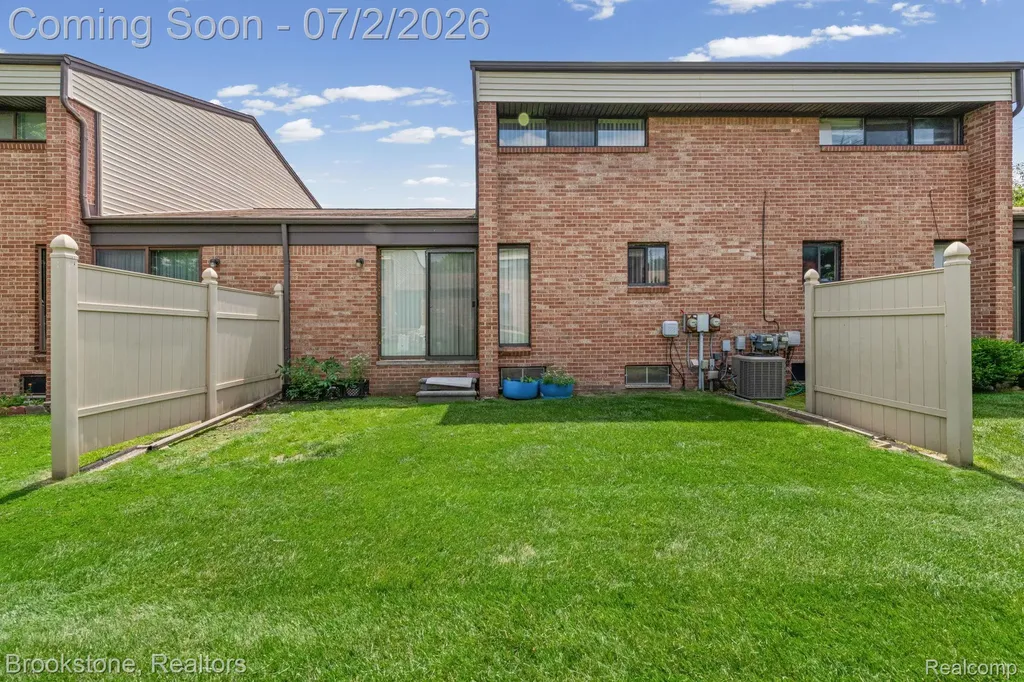1925 Nicholas Court Warren City MI 48092