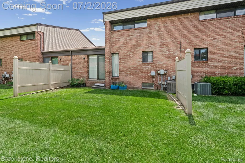 1925 Nicholas Court Warren City MI 48092