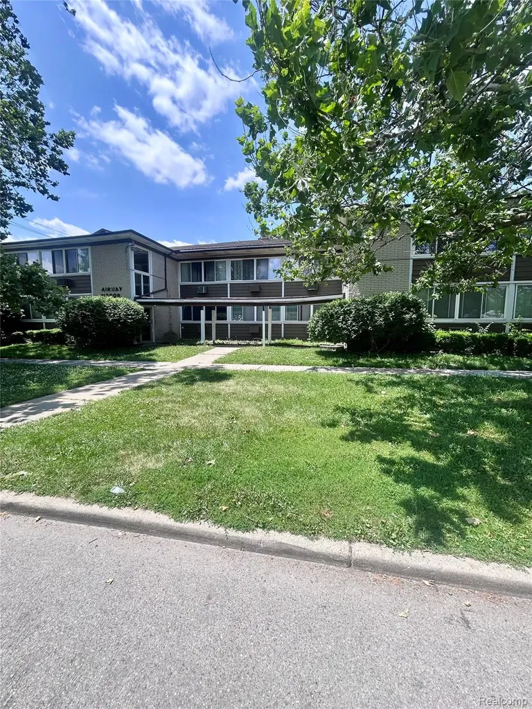 19131 Lahser Road Detroit City MI 48219