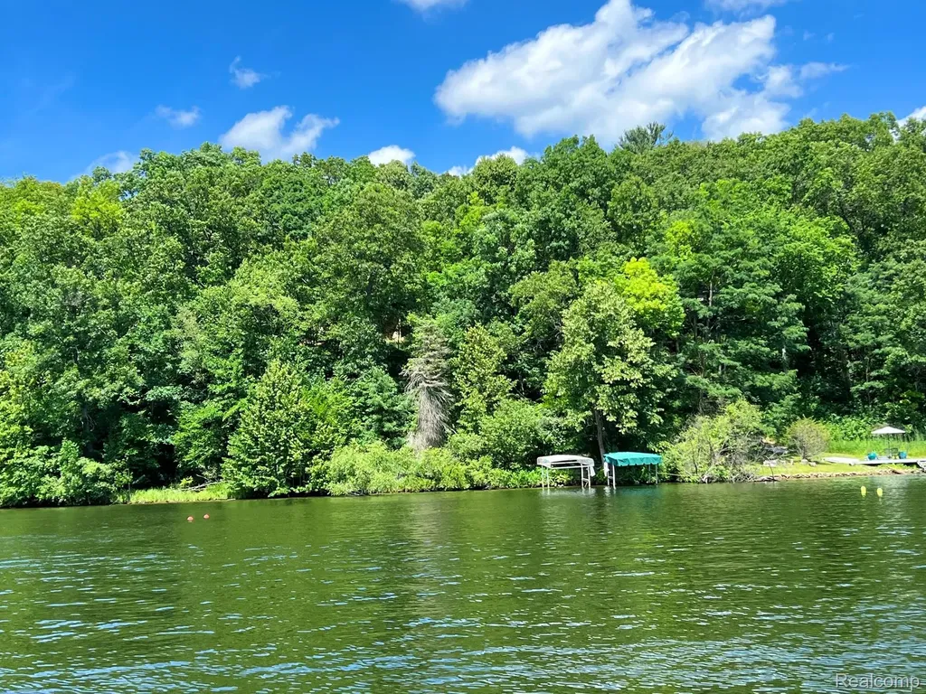 7285 Parkwood Drive Tyrone Township MI 48430