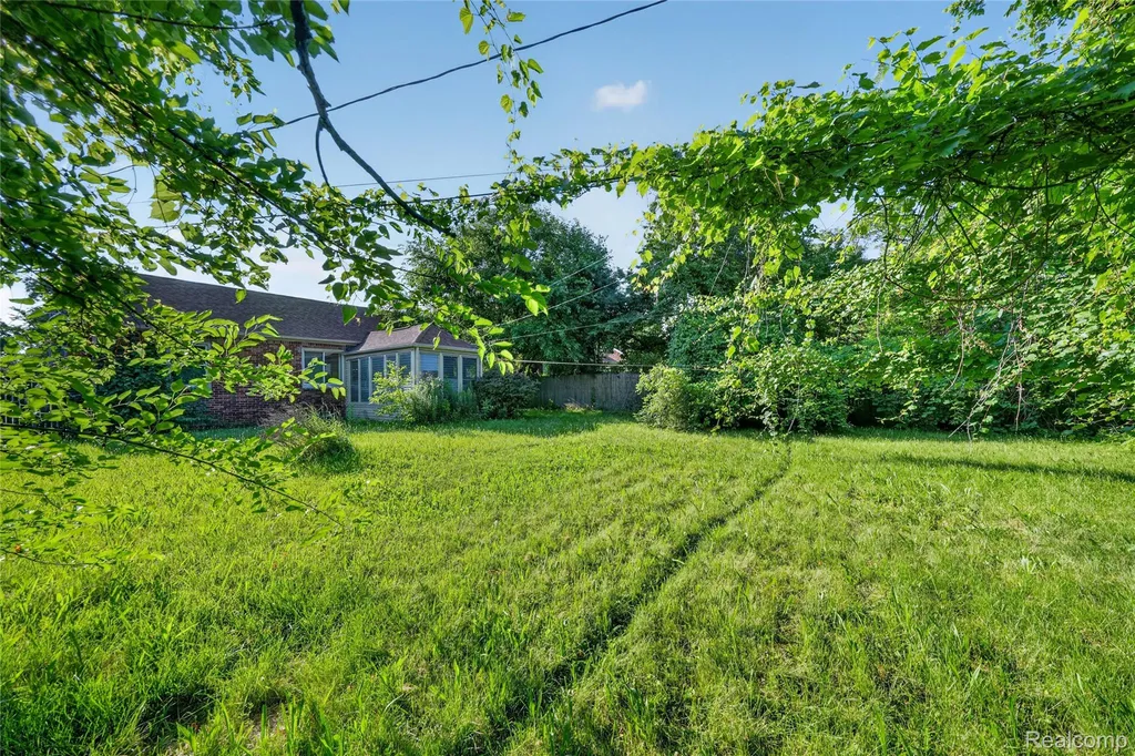 20201 Lesure Street Detroit City MI 48235