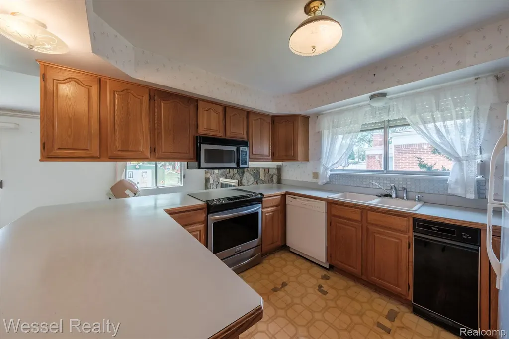 3446 Girard Drive Warren City MI 48092