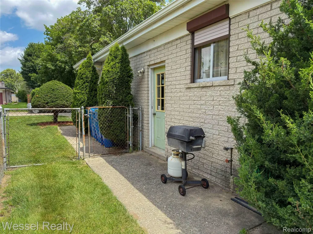 3446 Girard Drive Warren City MI 48092