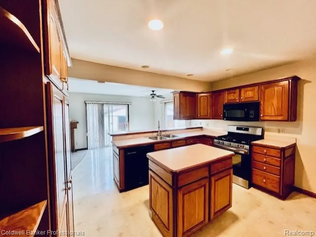 574 Auburn Street Plymouth City MI 48170
