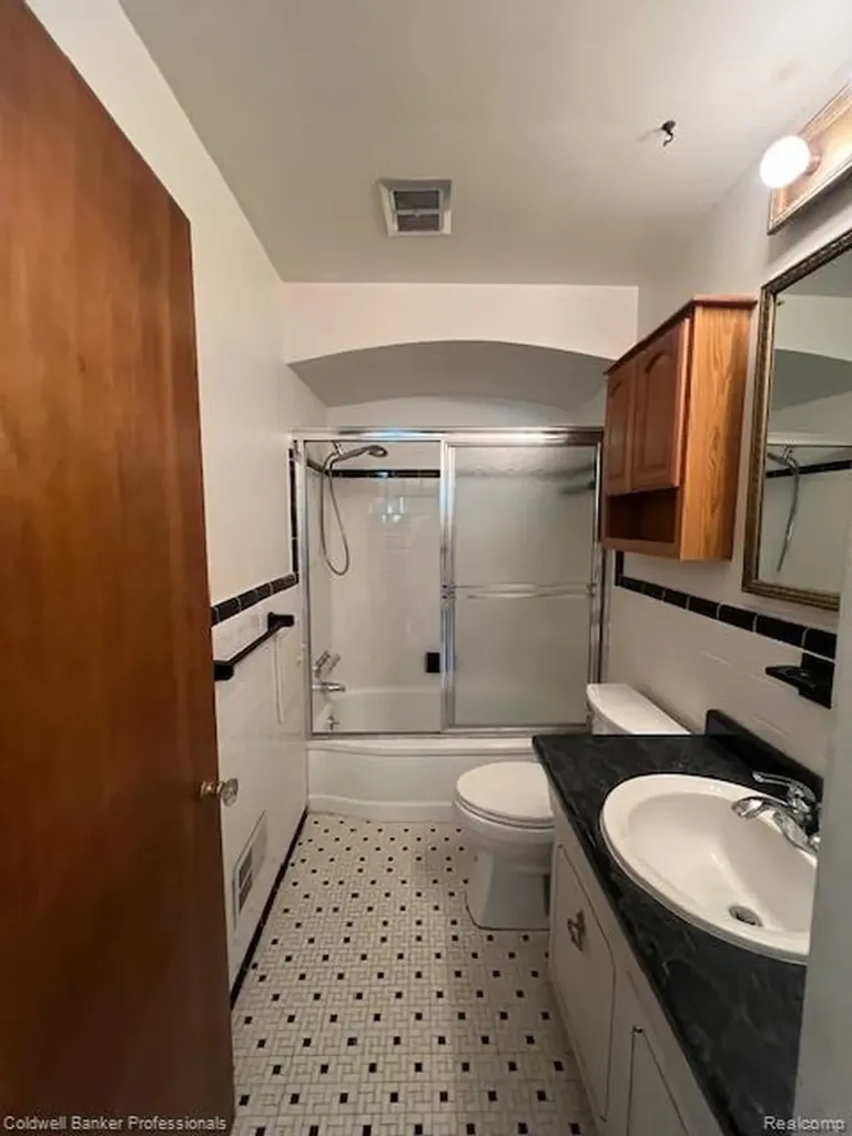 574 Auburn Street Plymouth City MI 48170
