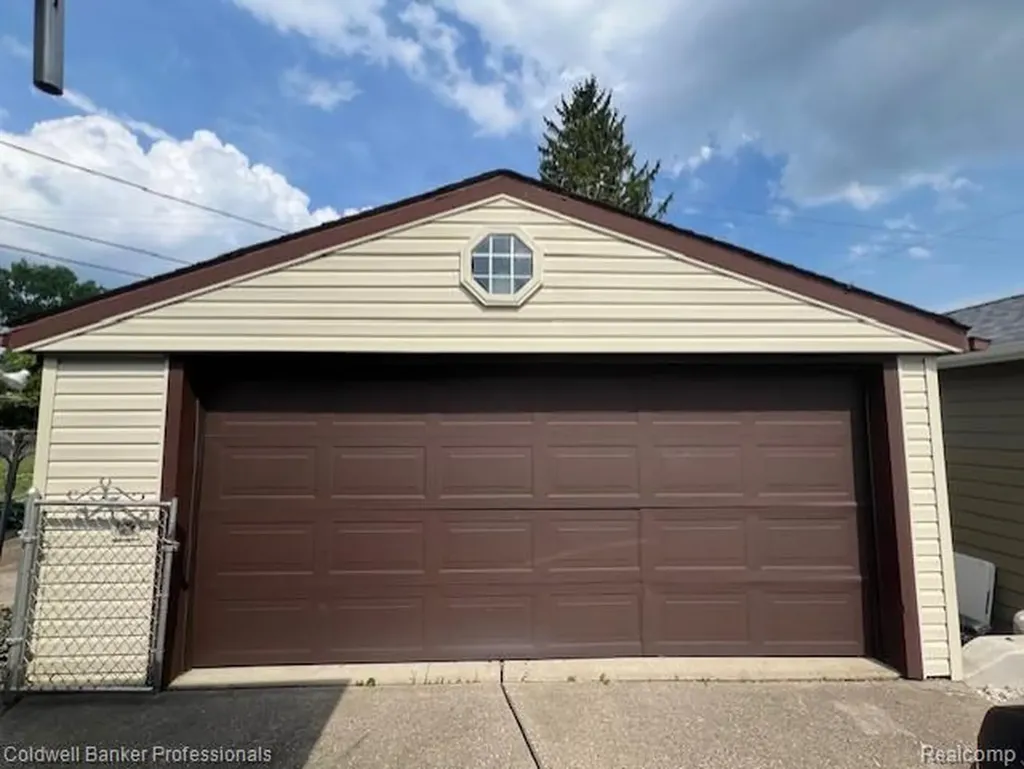 574 Auburn Street Plymouth City MI 48170
