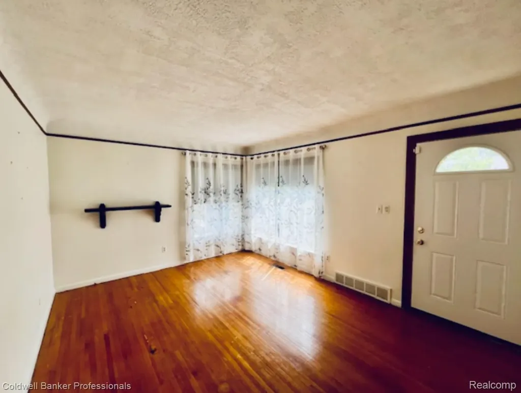 574 Auburn Street Plymouth City MI 48170