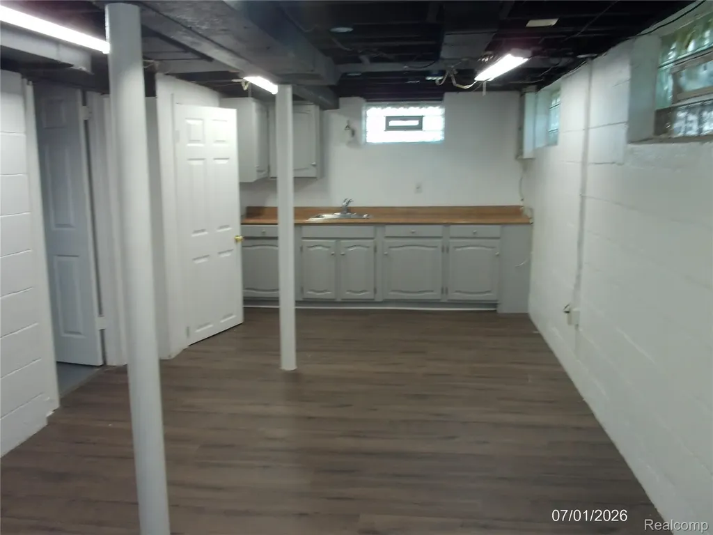 7535 Republic Avenue Warren City MI 48091