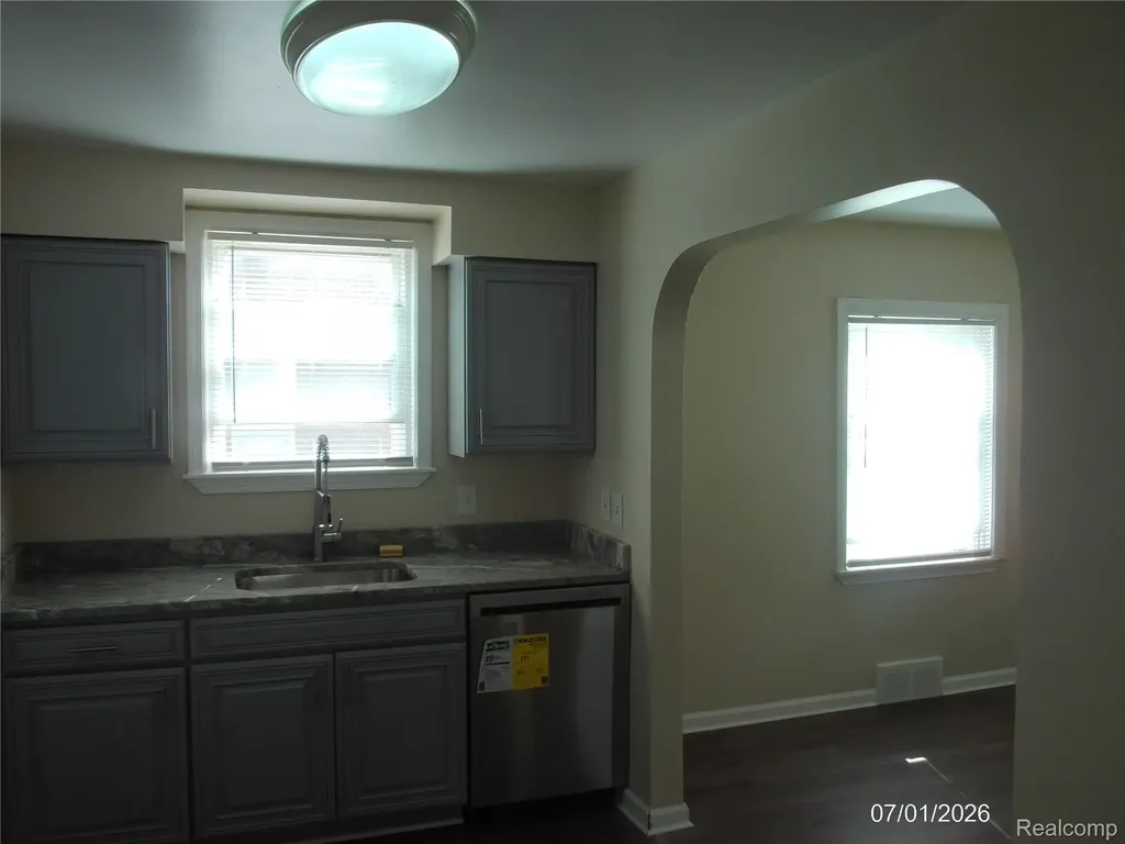 7535 Republic Avenue Warren City MI 48091