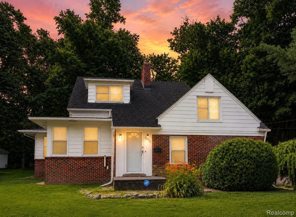 20552 Huntington Avenue Harper Woods City MI 48225