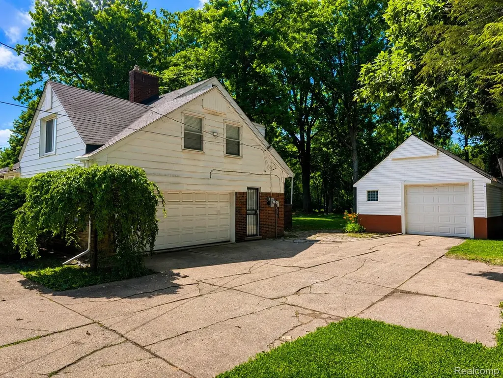 20552 Huntington Avenue Harper Woods City MI 48225