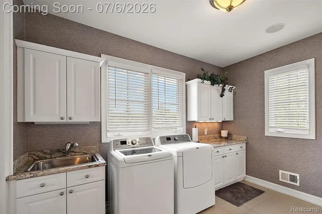 4650 Gatehouse Court Oakland Charter Township MI 48306