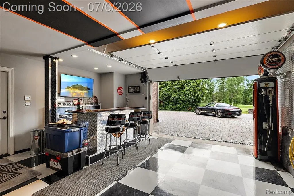 4650 Gatehouse Court Oakland Charter Township MI 48306