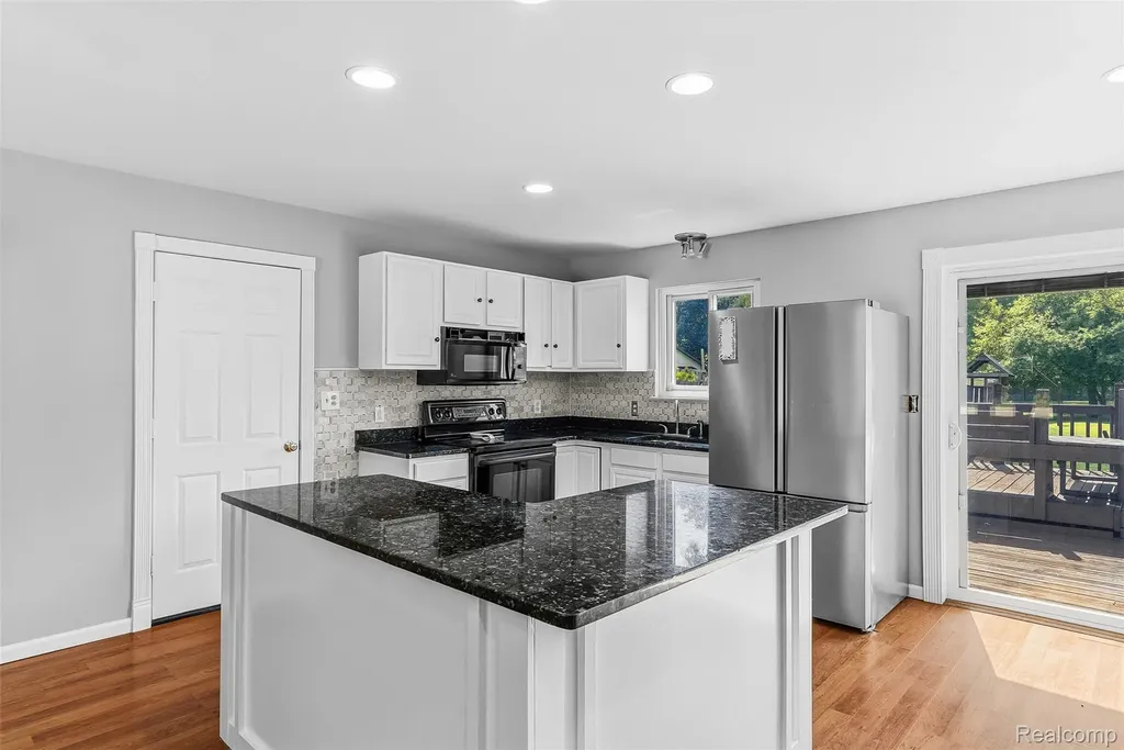 305 East Road Holly Village MI 48442