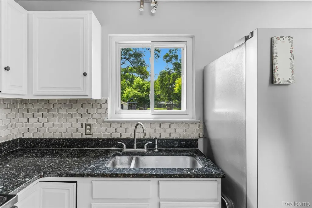 305 East Road Holly Village MI 48442