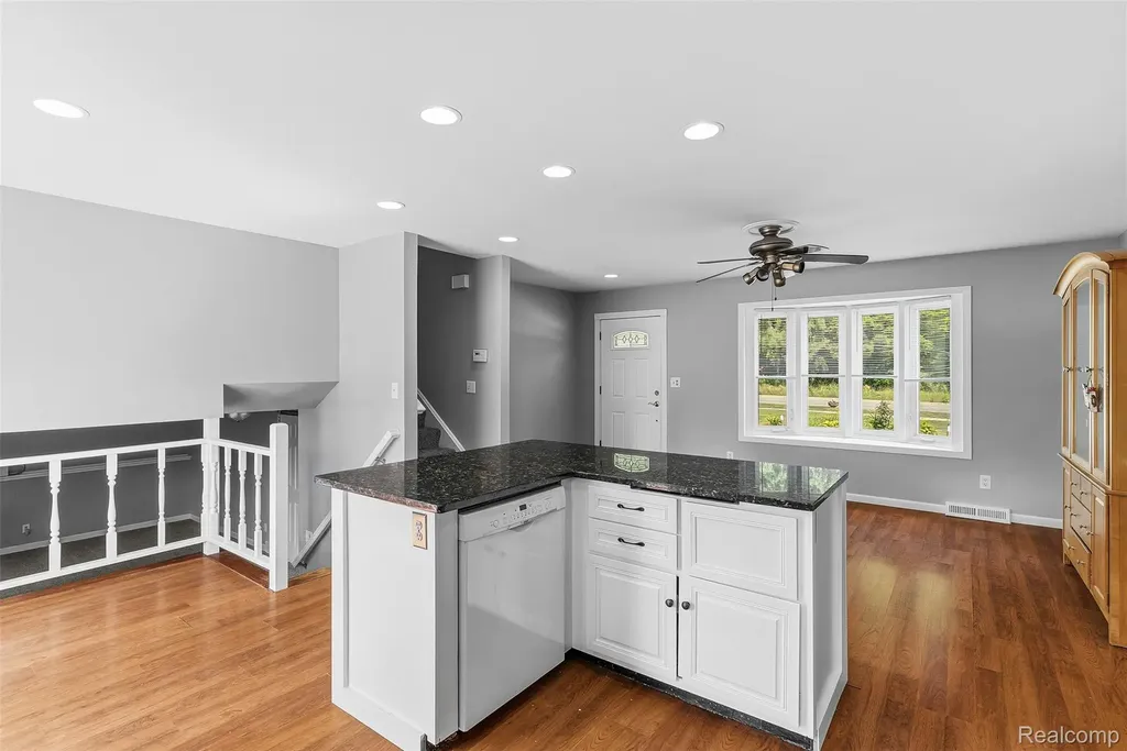 305 East Road Holly Village MI 48442