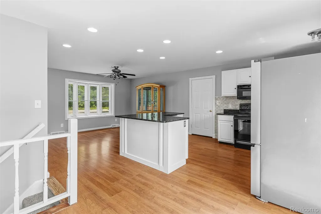 305 East Road Holly Village MI 48442