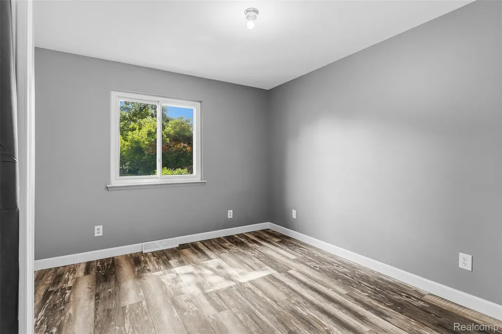 305 East Road Holly Village MI 48442