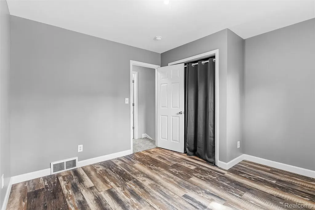305 East Road Holly Village MI 48442