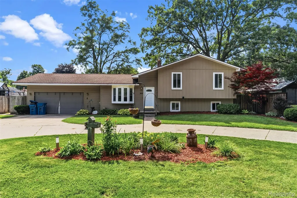 305 East Road Holly Village MI 48442