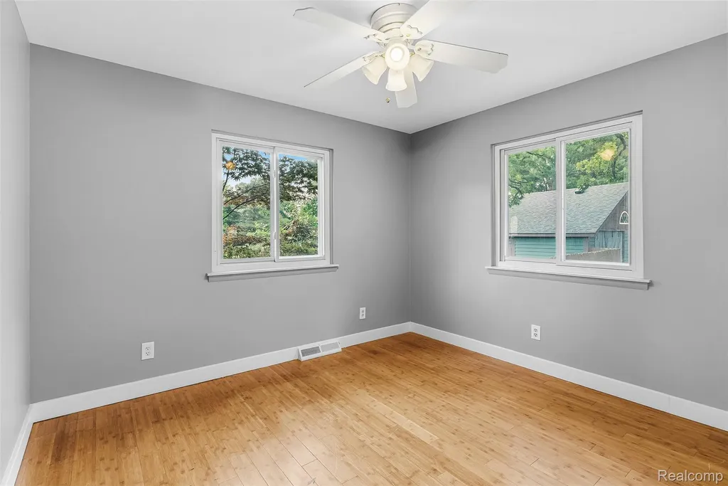 305 East Road Holly Village MI 48442