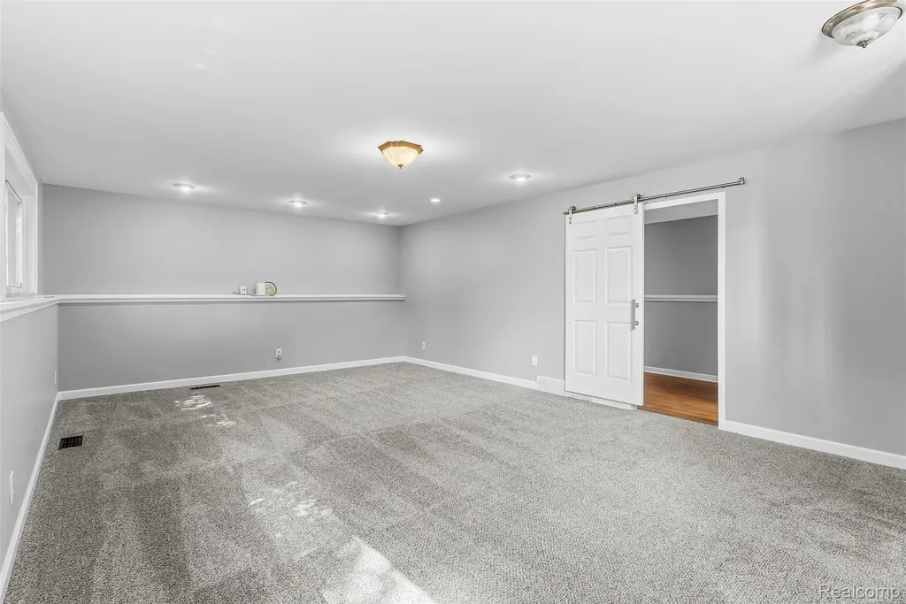 305 East Road Holly Village MI 48442