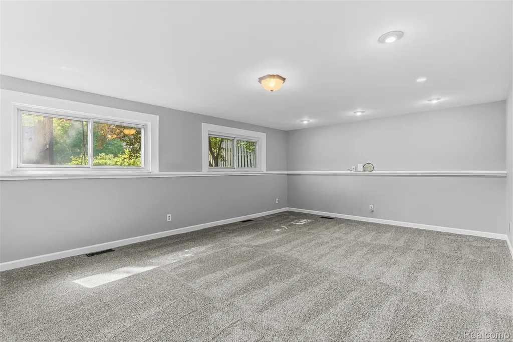 305 East Road Holly Village MI 48442