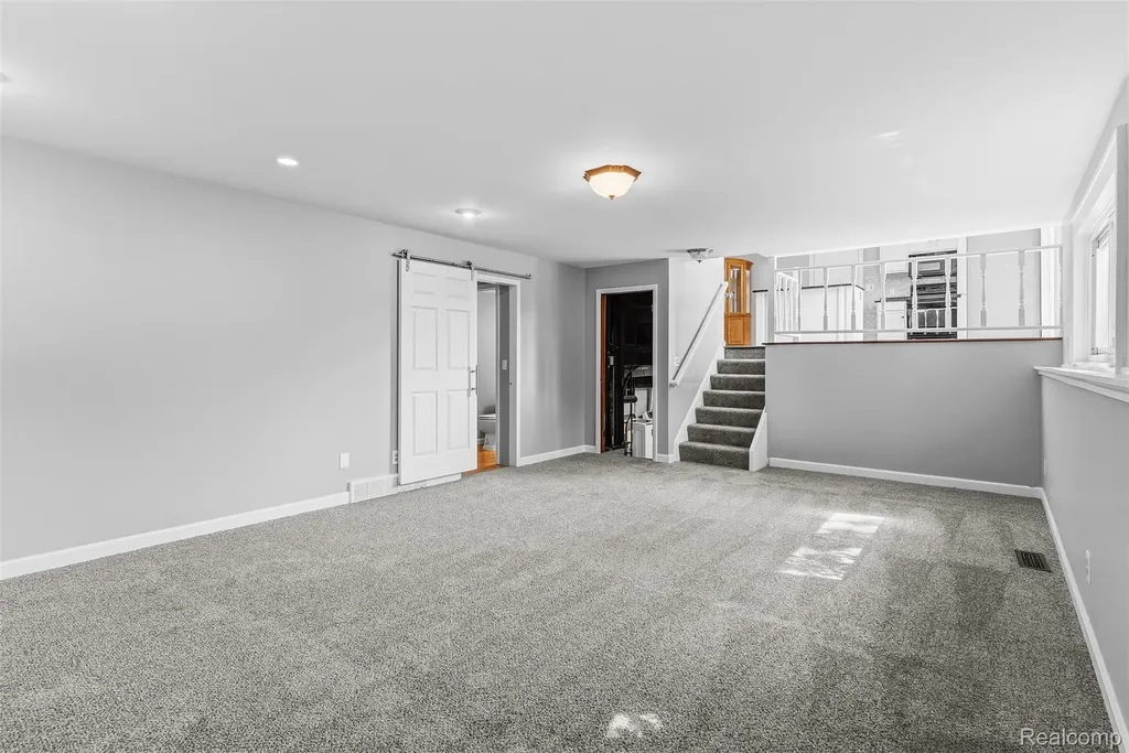 305 East Road Holly Village MI 48442