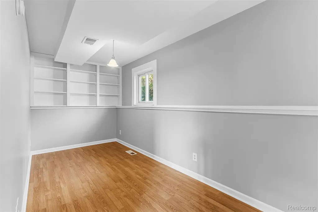 305 East Road Holly Village MI 48442