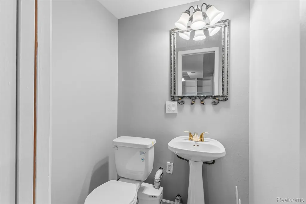 305 East Road Holly Village MI 48442