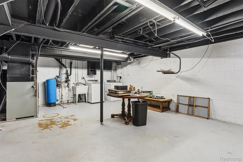305 East Road Holly Village MI 48442
